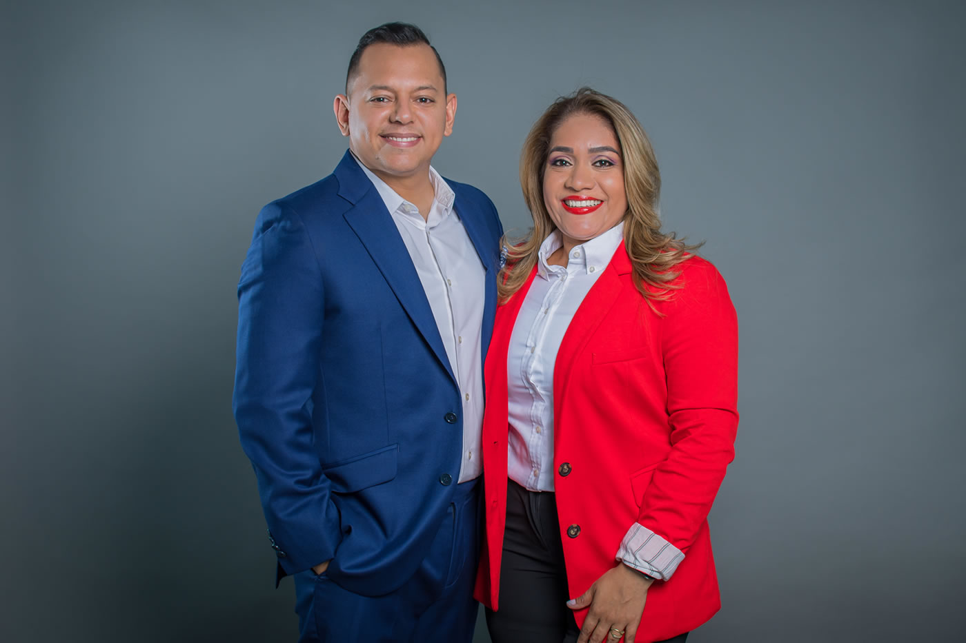 Equipo de desarrollo trabajando en software